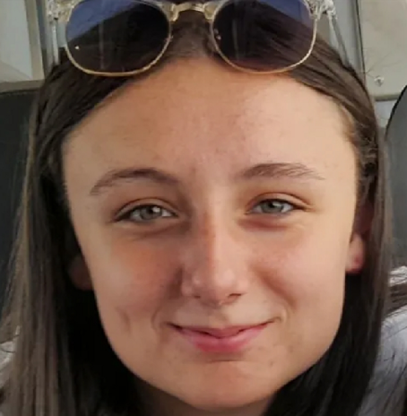 thejournal_ie's tweet photo. Gardaí are seeking the public’s assistance in tracing the whereabouts of 15-year-old Sophie Symes, who is missing from her home in Dublin 7.

Sophie is described as being 5’ 8” in height, of slim build with brown hair and green eyes. https://t.co/Ow7zlGKZnV