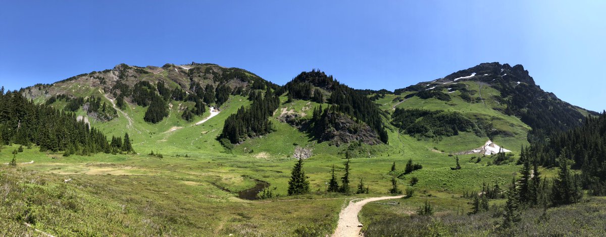 Sheardwn's tweet photo. Mount Cheam! https://t.co/8vO978cZpX