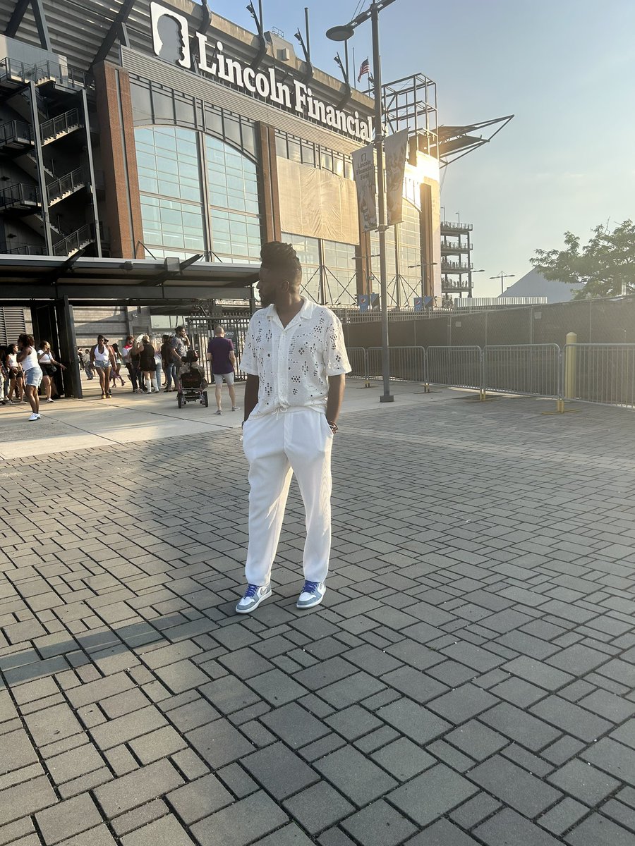 talldarkcoke's tweet image. #RENAISSANCEWOLRDTOUR #concertlook