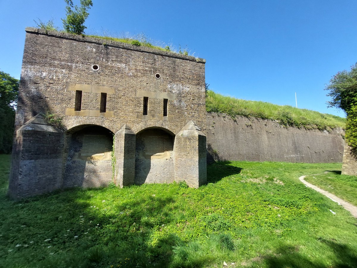 Ivana_Nika's tweet photo. everything is huge in Dover so are these military fortifications from Napoleonic wars
#WesternHeights
#DropRedoubt
#GreatShaft
#Citadel
#Dover
#EnglishHeritage https://t.co/DvF7ptUovx