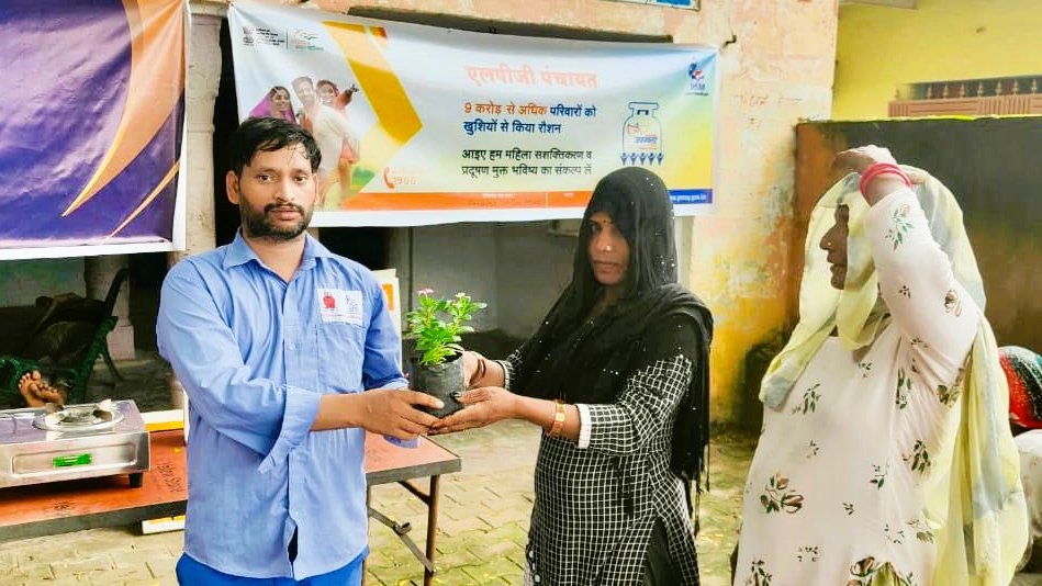 hpgasdelhi's tweet photo. 🌱🎉 Celebration of #HPCLFoundationDay by Aryaveer #HPGAS, Gurgaon. 🎉💚 #LPGPanchayat organized and tree saplings gifted to our esteemed customers to mark this special occasion. Together, we embrace sustainability and nurture a greener future🌳🌿 #49सालबेमिसाल @HPCL @NZLPGSBU https://t.co/AZrlbyV9IP