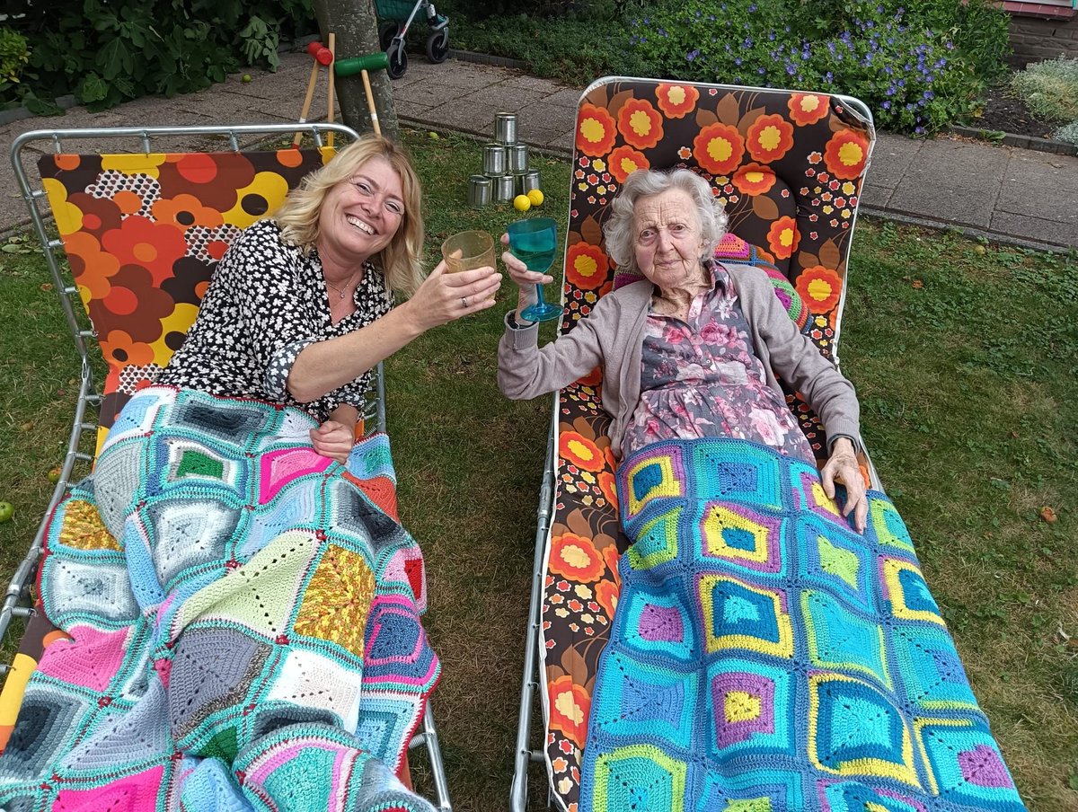Alzheimer Nederland (@alzheimernl) on Twitter photo Hoe tof: deze retro-camping staat in de tuin van #zorgcentrum Zonnehuis Bovenkerk in #Amstelveen. Door ouderwetse kampeerspullen komen #vakantieherinneringen terug bij mensen met #dementie. De spullen werden massaal #gedoneerd na een oproep van het team. 💛<a href="/ZHGAouderenzorg/">ZHGAOuderenzorg</a> Hoe tof: deze retro-camping staat in de tuin van #zorgcentrum Zonnehuis Bovenkerk in #Amstelveen. Door ouderwetse kampeerspullen komen #vakantieherinneringen terug bij mensen met #dementie. De spullen werden massaal #gedoneerd na een oproep van het team. 💛<a href="/ZHGAouderenzorg/">ZHGAOuderenzorg</a>