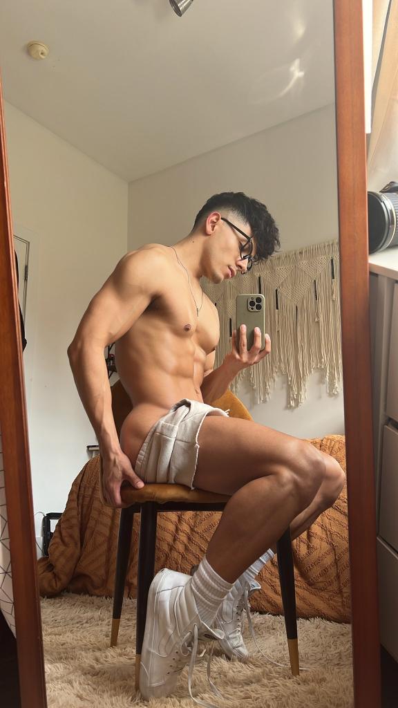 chrisbensi's tweet photo. Come sit on my face, or at the very least send your best booty pic 🍑😋 https://t.co/Szn9KmwcXH
