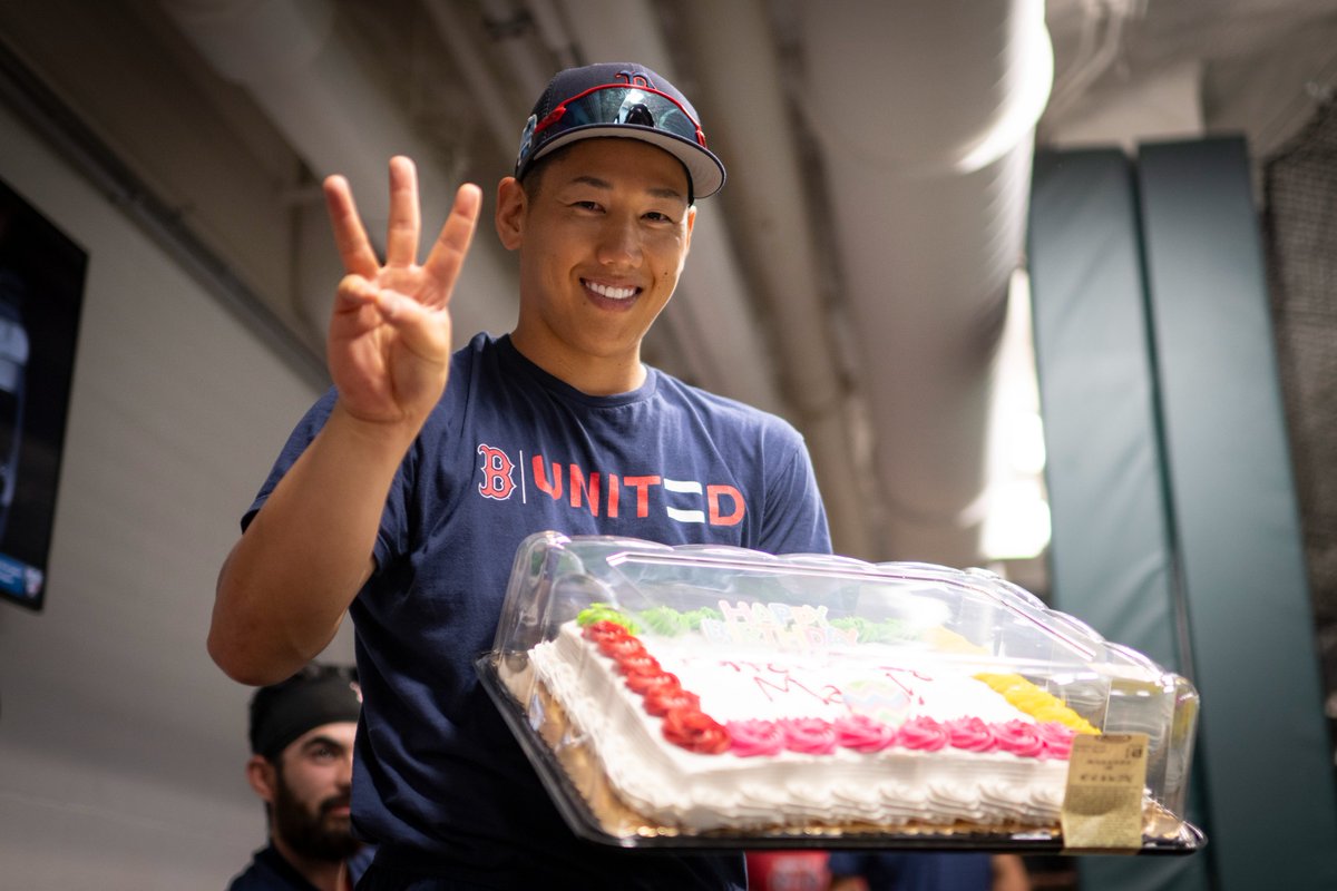 RedSox's tweet photo. Cheers to the birthday boy! 🎂 https://t.co/PySPR15A3c