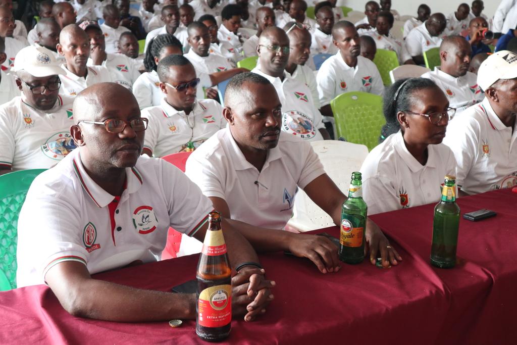 EzchielNda4170's tweet photo. #Karusi Uwurongoye umuryango Bene Samurarwa #Melance_Nimbona asaba abawuhurikiyemwo kurangwa n'ibikorwa n'urukundo.Yabivugiye i @KarusiProvince kuri uyu wa 15/7/2023 bariko bivuna umusase inyuma y'ibikorwa vy'iterambere baranguriyeyo.
@GeneralNeva 
@MininterInfosBi
@BSamuragwa https://t.co/qJYTPAogVR