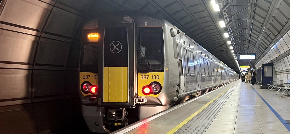 PlatformEdge1's tweet image. Amazing trip around London today!

Here is Heathrow Express 387130 departing Heathrow Terminal 2&amp;amp;3 for Terminal 5 #Class387