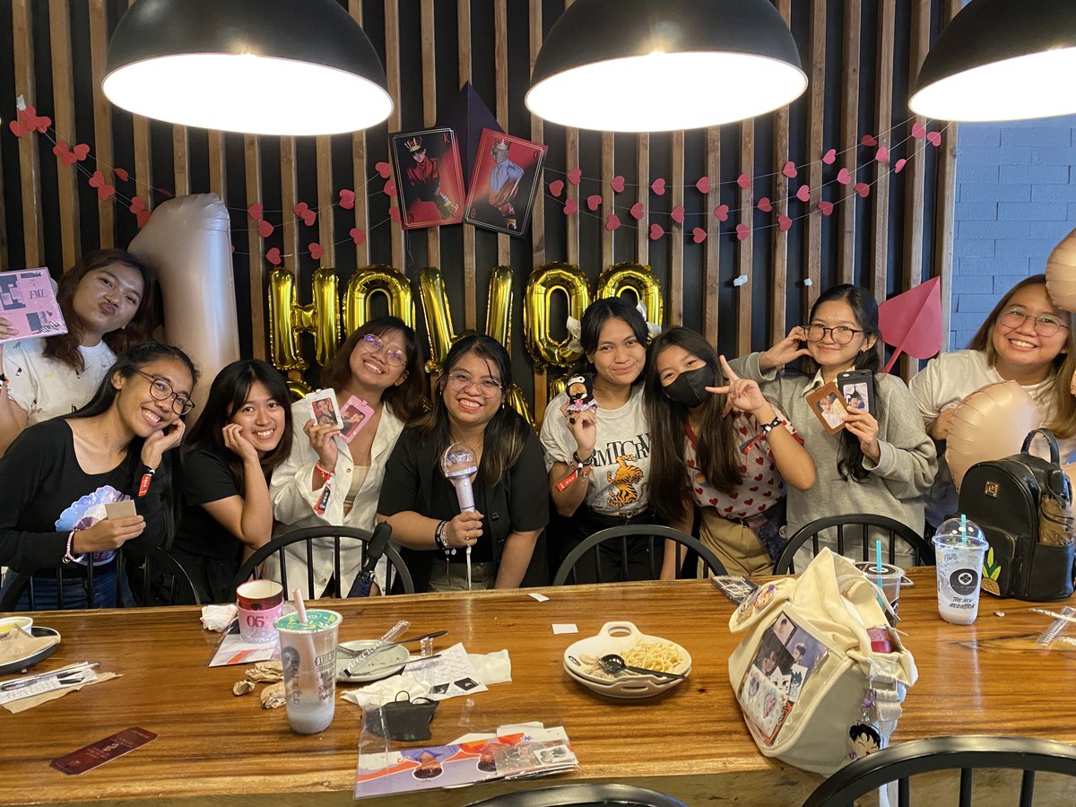 chweolee's tweet photo. slay mga bih it's giving may sariling mundo sa likod team soonhoon cse na naubos ung boses dahil sa bingo 😭💅✨ insert mga ates and admins sa kabilang tables ❤️🖤

@howooroyale #HoWooRoyale #13YearsAtThisPointItsFate https://t.co/2evU2pZuup