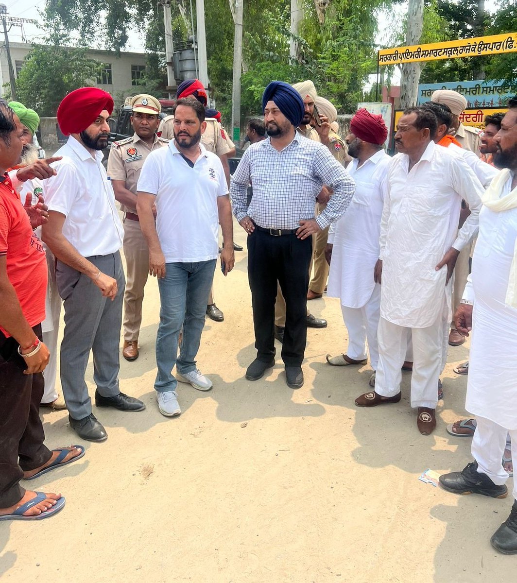 Ferozepurpolice's tweet photo. ਮਾਣਯੋਗ ਡੀ.ਸੀ ਫਿਰੋਜ਼ਪੁਰ ਅਤੇ ਐਸ.ਐਸ.ਪੀ. ਫਿਰੋਜ਼ਪੁਰ ਜੀ ਨੇ ਸਤਲੁਜ ਦਰਿਆ ਖੇਤਰ ਦਾ ਦੌਰਾ ਕਰਕੇ ਆਸ-ਪਾਸ ਦੇ ਪਿੰਡਾਂ ਅਤੇ  ਸਰਹੱਦ ਦੇ ਨਾਲ ਲੱਗਦੇ ਸੰਭਾਵੀ ਹੜ੍ਹਾਂ ਦੇ ਪ੍ਰਬੰਧਾਂ ਦਾ ਜਾਇਜ਼ਾ ਲਿਆ।
ਕਿਸੇ ਵੀ ਐਮਰਜੰਸੀ ਦੌਰਾਨ #FloodControlRoom ਨੰਬਰ 01632-244017 ਡਾਇਲ ਕਰੋ। https://t.co/XxnLU2EHKb