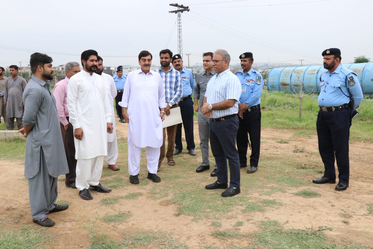 ICT_Police's tweet photo. اسلام آباد کیپیٹل پولیس کے لئے بڑی خوشخبری۔
پاکستان کے پہلے نیشنل پولیس ہسپتال کی تعمیرات کا کام شروع کردیا گیا۔
آئی سی سی پی او ڈاکٹر اکبر ناصر خاں نے ہسپتال کی جگہ کا دورہ کیا اور تعمیرات کے کام میں تیزی لانے کی ہدایت کی۔

یاد رہے کہ وزیر اعظم پاکستان میاں شہباز شریف نے چند روز قبل100 بیڈز پر مشتمل ہسپتال کا سنگ بنیاد رکھا تھا۔
#Islamabad #Police #ICCPO