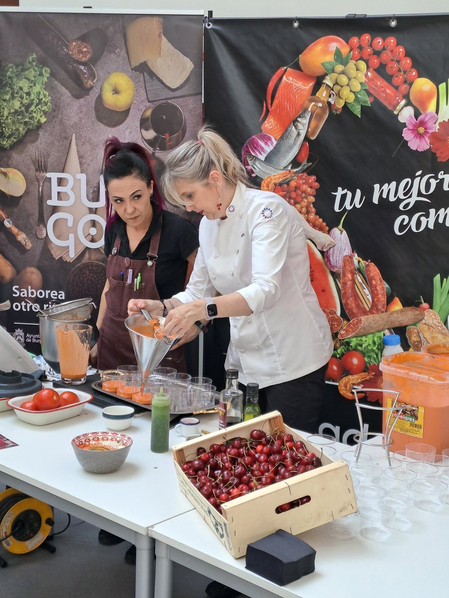 gastro_burgos's tweet photo. Esta mañana hemos disfrutado de la presentación de la receta de #salmorejo de #cerezas en el @MercadoSurBur de la mano de @isalvarezchef del restaurante @maricastanaBU una de las actividades de estos #Diasdecerezas de @caderechas en #Burgosgastrocity @Aytoburgos https://t.co/U6rERMBKAu