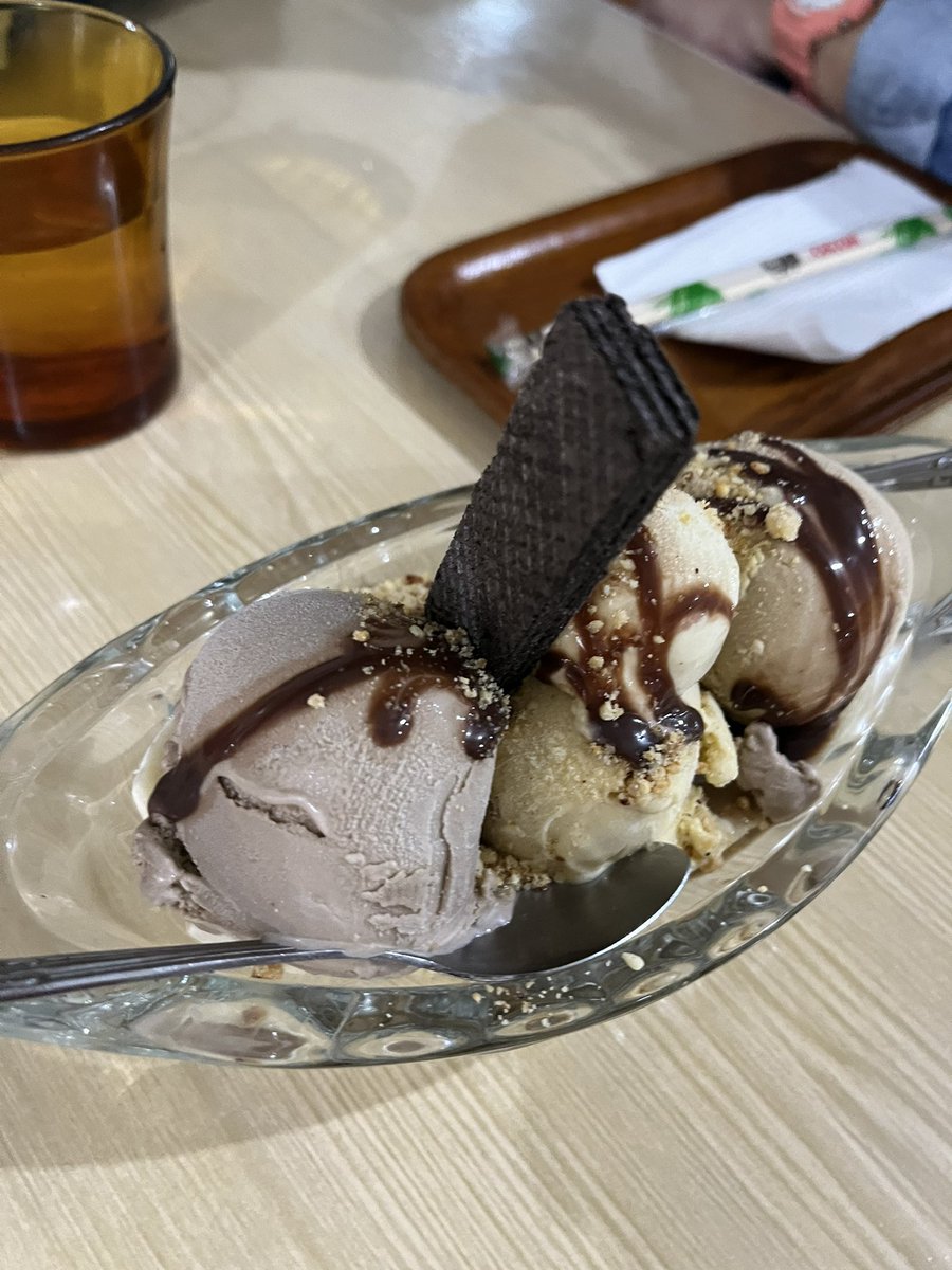 Lenny_diary's tweet photo. Rekomendasi Es Krim Legend Jakarta

Ragusa ❌
Tropic 👍

Gak rame, kokohnya baik ga judes, homemade pula dan es nya ga mudah cair. Ini banana splits (52k) dapet vanila, moka &amp; coklat serta wafer dan taburan kacang. Kusuka karena ga terlalu manis juga.

Bonus bakmi nya lezat! https://t.co/ds3crua3Gy