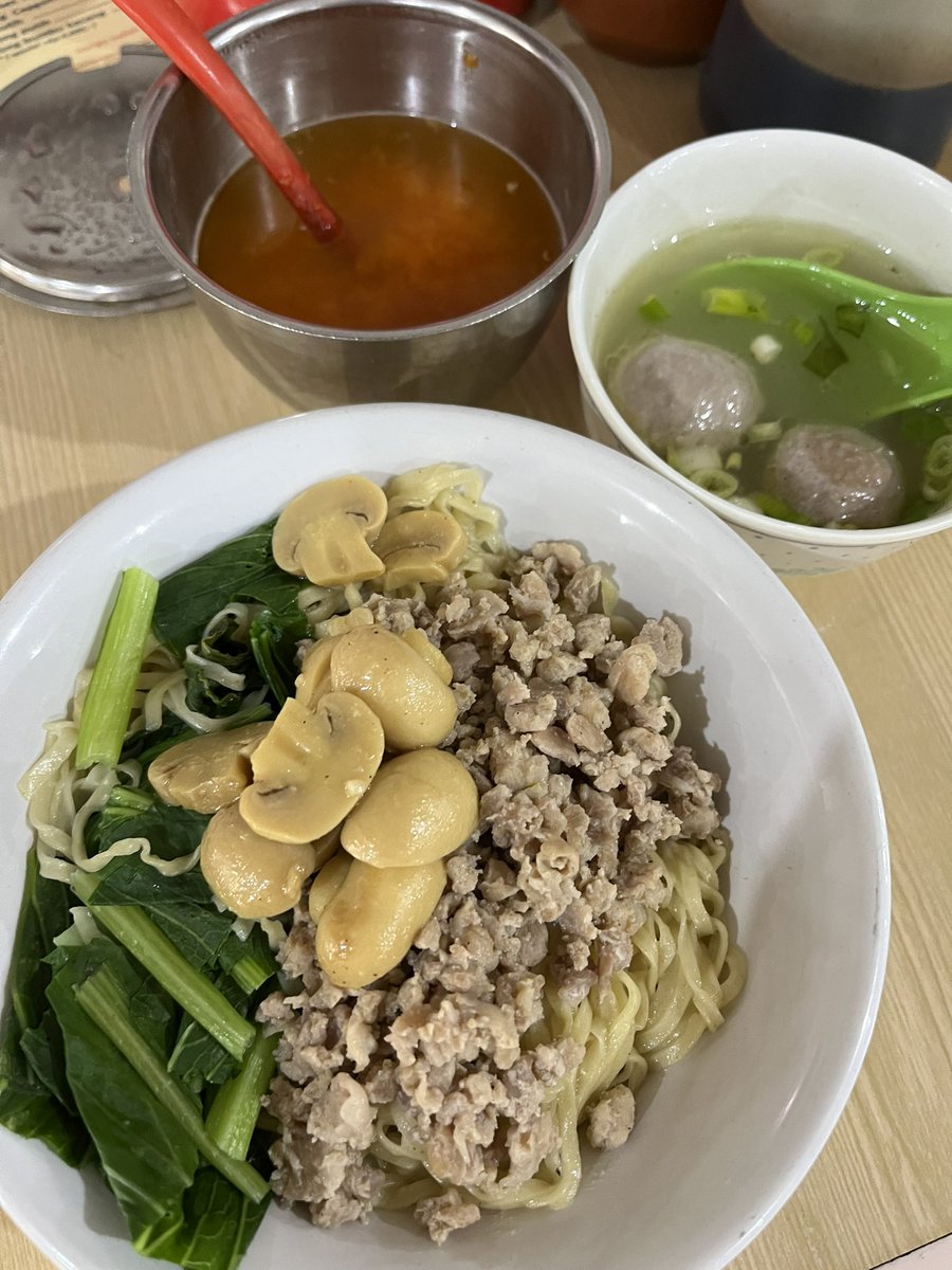 Rekomendasi Es Krim Legend Jakarta

Ragusa ❌
Tropic 👍

Gak rame, kokohnya baik ga judes, homemade pula dan es nya ga mudah cair. Ini banana splits (52k) dapet vanila, moka &amp; coklat serta wafer dan taburan kacang. Kusuka karena ga terlalu manis juga.

Bonus bakmi nya lezat!