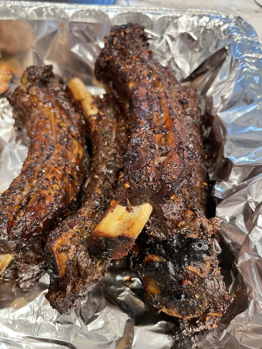 FlyinArmenian's tweet photo. @CaryKelly11 Feeling like I finally got the beef ribs right in the smoker.  About 4 hours at 225.   Prob could’ve gone another hour to fall off the bone. https://t.co/UlZ2olHbOA