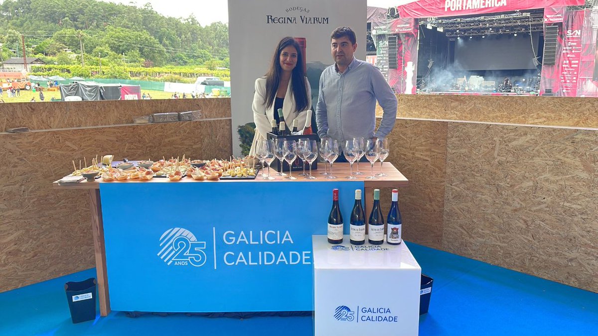 GaliciaCalidade's tweet photo. 🍷 Cata de viños @BodegasHga e degustación de produtos #Avigal 
🔹 O venres os asistentes ao @portAmerica que se achegaron ao espazo #GaliciaCalidade gozaron dunha selección de #viños de HGA Bodegas e produtos #Avigal, certificados co selo de garantía da marca #GaliciaCalidade ✨ https://t.co/qh2bcHFvMJ