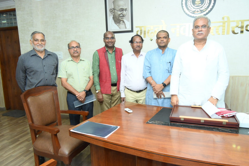 sankrantimedia's tweet photo. रायपुर-छत्तीसगढ़:- छत्तीसगढ़ प्रदेश के मुख्यमंत्री भूपेश बघेल से आज शाम यहां उनके निवास कार्यालय में छत्तीसगढ़ कुर्मी क्षत्रिय चेतना मंच बिलासपुर के प्रतिनिधिमंडल नें सौजन्य मुलाकात की।

इस दौरान मुख्यमंत्री से प्रतिनिधिमंडल नें सामाजिक विषयों पर चर्चा

https://t.co/LUy0i7eZ45 https://t.co/nBtsohGaYW