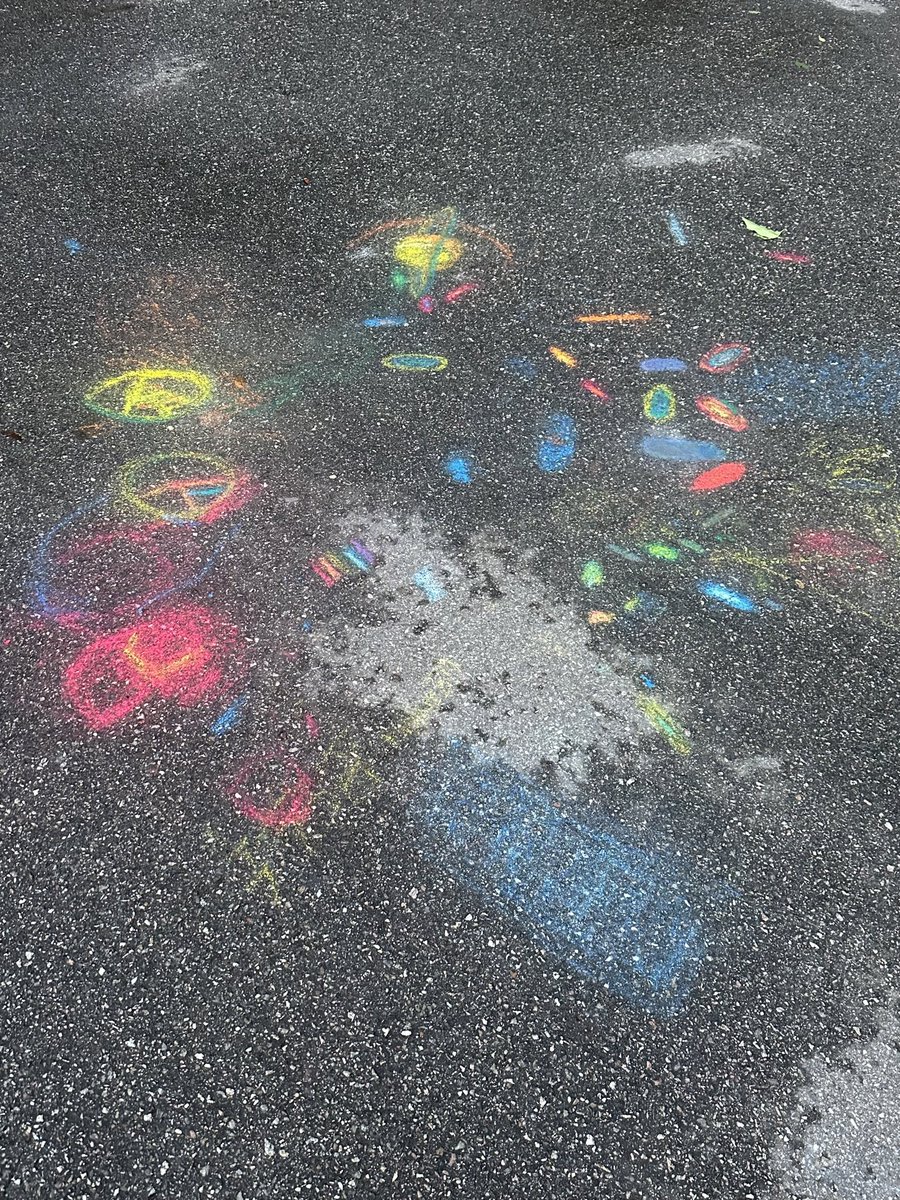 누군가 아스팔트 위에 그려놓은 그림이 비에 젖어 더 선명해져 있었다 ✨💦💖🌈💥