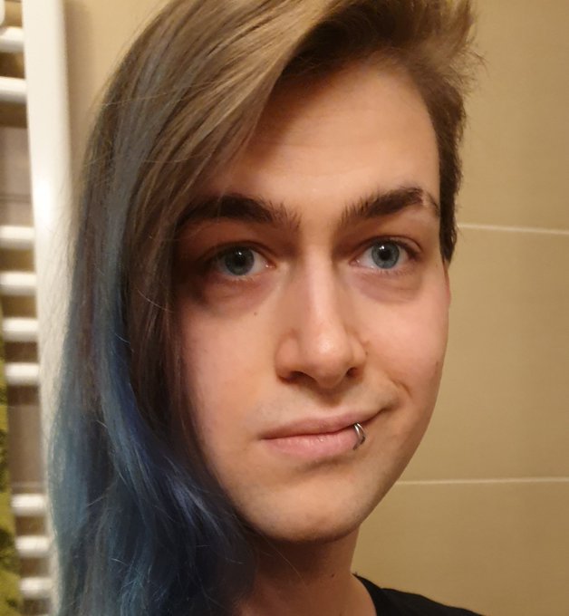 Wentthrough old pictures, and found peak baggy eyes https://t.co/XMceCzTWpR<a href="/tag/transdayofvisibility"class="tags"><span>#transdayofvisibility</span></a>
