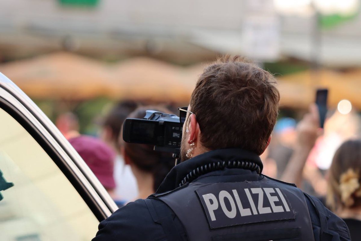 Auf dem @CSDLeipzig filmt die Polizei die Demonstration ab. 

#Leipzig #le1507 #csd #queer