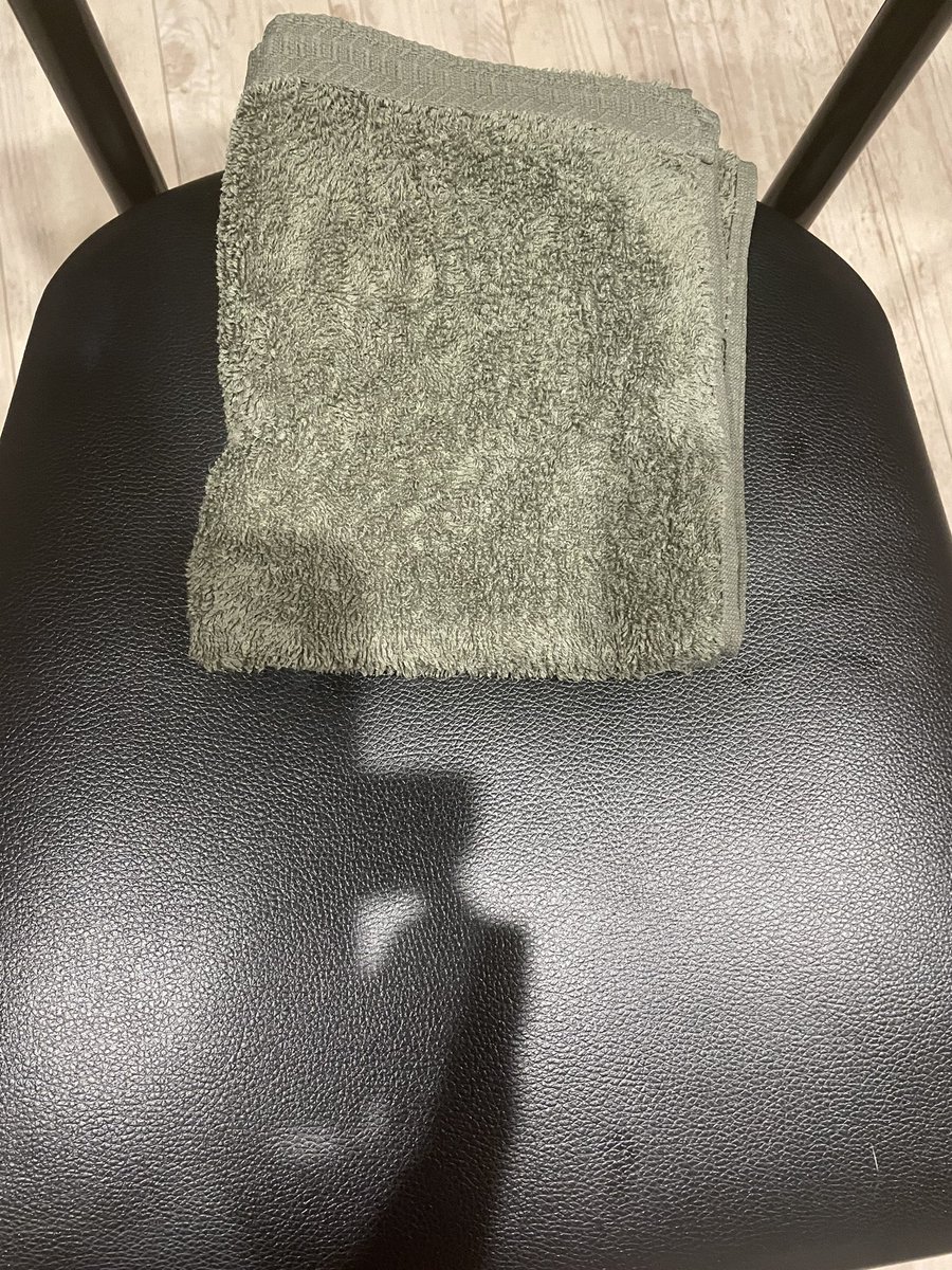 cure378's tweet photo. 「デスクワークで同じ姿勢をするのは良くないから30分に一回立とう」ってよく聞く話だけど、現実的ではなくて野瀬先生が言われていたフェイスタオルを小さく畳んで座面に置いて数十分に一回位置をコロコロ変えるだけというのが簡単でデスクワークのお客様にお伝えしているけどこれが好評。 https://t.co/ygY3xL1s4y
