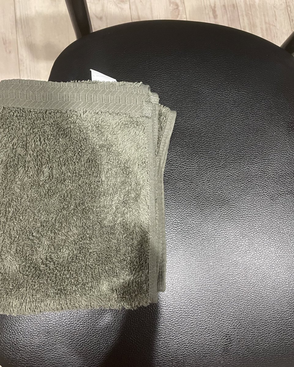 cure378's tweet photo. 「デスクワークで同じ姿勢をするのは良くないから30分に一回立とう」ってよく聞く話だけど、現実的ではなくて野瀬先生が言われていたフェイスタオルを小さく畳んで座面に置いて数十分に一回位置をコロコロ変えるだけというのが簡単でデスクワークのお客様にお伝えしているけどこれが好評。 https://t.co/ygY3xL1s4y