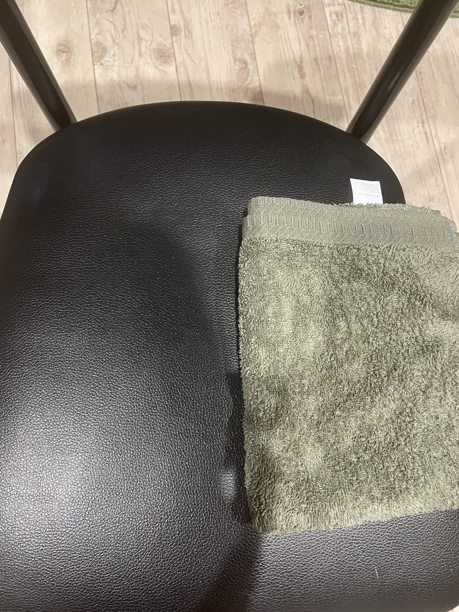cure378's tweet photo. 「デスクワークで同じ姿勢をするのは良くないから30分に一回立とう」ってよく聞く話だけど、現実的ではなくて野瀬先生が言われていたフェイスタオルを小さく畳んで座面に置いて数十分に一回位置をコロコロ変えるだけというのが簡単でデスクワークのお客様にお伝えしているけどこれが好評。 https://t.co/ygY3xL1s4y