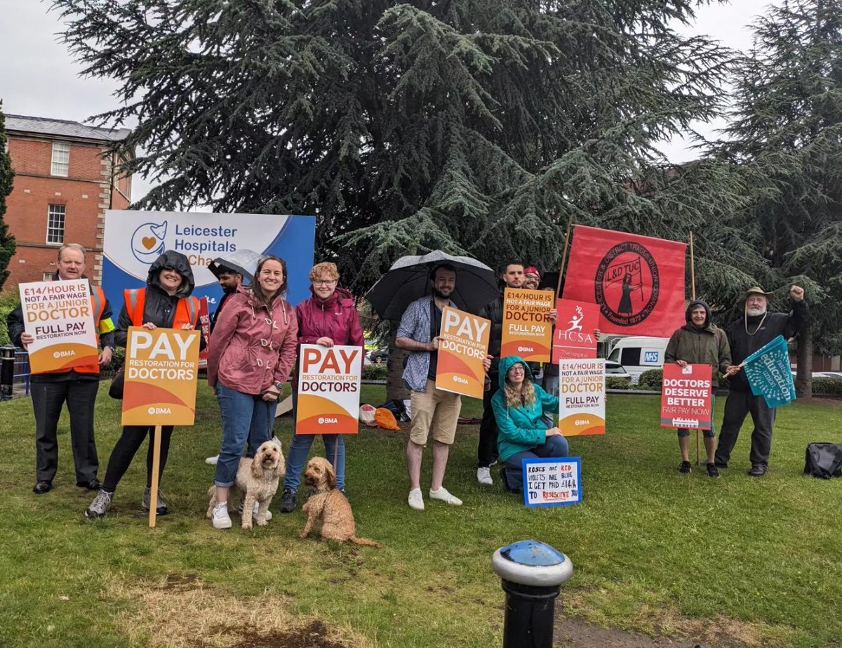 Bringing #NEU #SolidarityForever to the @BMA_JuniorDocs picket line! For a decent inflation proof pay rise for all public sector workers!✊
<a href="/NEUEastMidlands/">NEU East Midlands</a> <a href="/NEUnion/">National Education Union</a> <a href="/LandDTUC/">Leicester Trades Council</a>