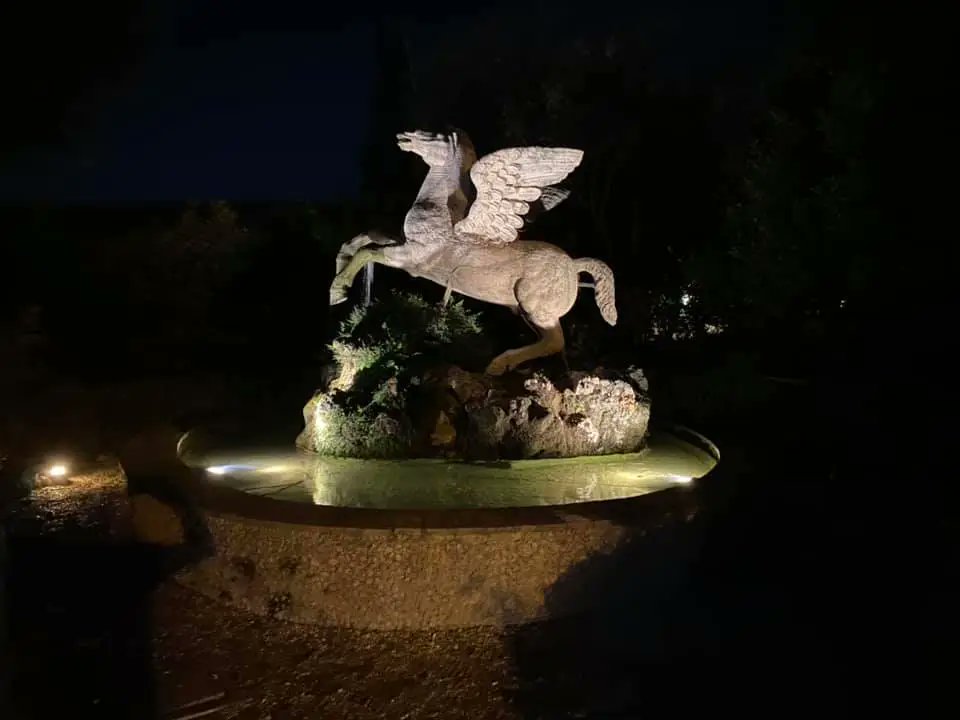 #fountainfriday Tivoli - Villa d'Este - Pegasus Fountain.
The fountain is located on the exit path. The winged horse is represented in the act of taking flight. 
morerome.travel.blog/2021/10/16/vil…