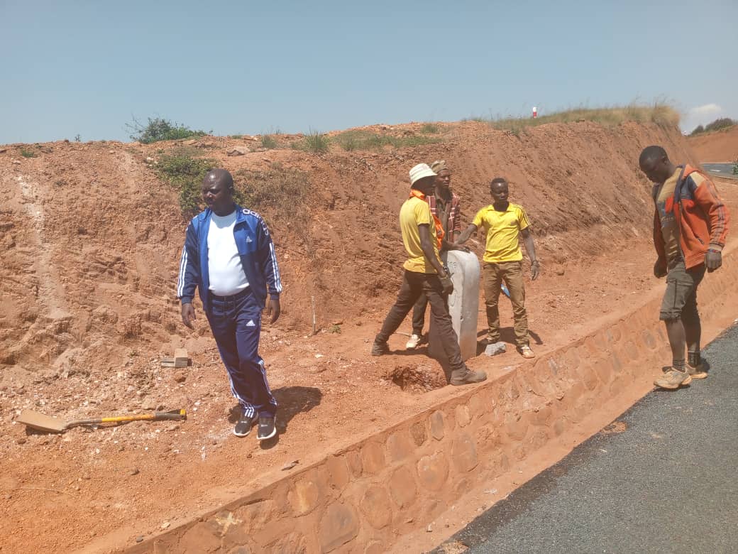 Visite du DG <a href="/ARBurundi/">Agence Routière du Burundi</a> ce samedi à la Brigade régionale sud pr constater l'état d'avancet des travaux routiers de la région. Il a été satisfait de l'état d'avancet des travaux d'aménaget et de bitumage de la RN16Bururi-Gakuba en phase finale de nettoyage du chantier@MielsBurundi
