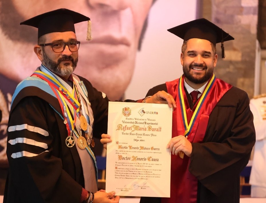 ejdecena's tweet photo. EL COLMO DE LA DECADENCIA: la "universidad" Rafael María Baralt otorgó DOCTORADO HONORIS CAUSA al más connotado ANALFABETA funcional del madurismo.

Automáticamente, TODOS los títulos conferidos por esta "universidad" VALEN CERO, y sus egresados están ahora DEGRADADOS. https://t.co/2R49lGGLCd