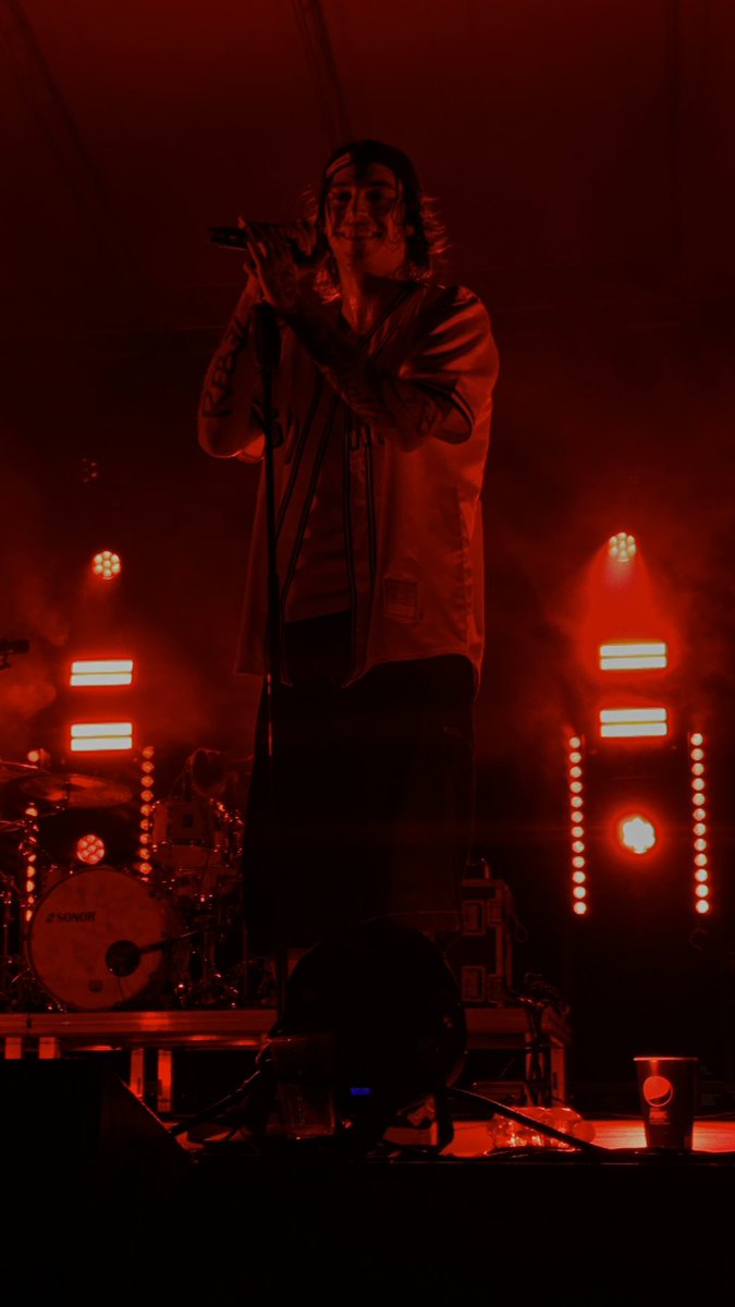 tr4lenuv0le's tweet photo. ieri NASKA durante il concerto mi ha baciato sulla fronte😭
+ foto bellissima fatta da me lo amo🖤 https://t.co/NvbVXLgxJW