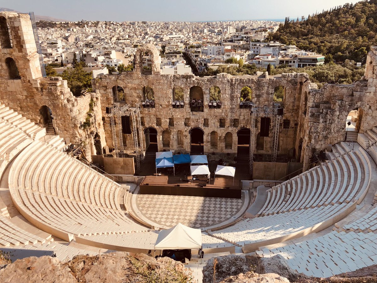 Une des expériences les plus incroyables de cette tournée a eu lieu à Athènes où nous avons pu jouer à l’Odeon d’ Hérode Atticus au pied de l’Acropole sous les hospices ancestraux.