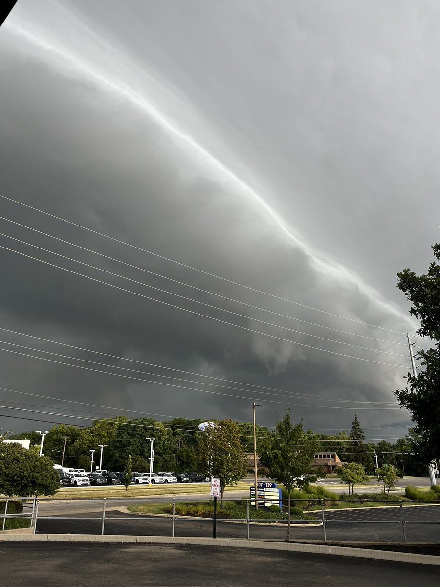 Jason_Vaughn's tweet photo. Love a good storm. This is making its way through Springdale right now. @RandiRicoWLWT @KevinWLWT https://t.co/LFmBjFAhT3