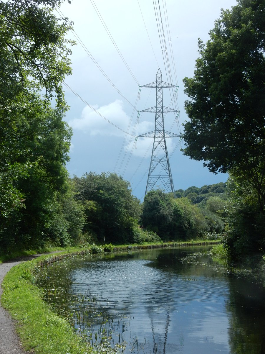 Light cutting through the cloud and showers today, travelling back from @KirkstallArt this weekend at @TCVhollybush