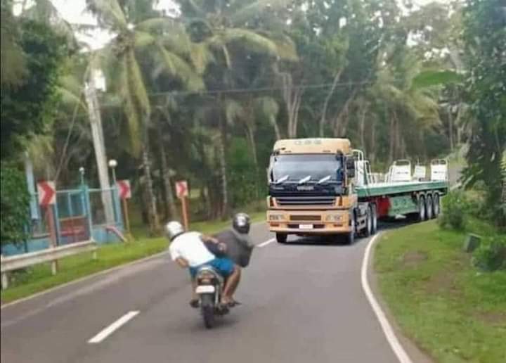 Yendare3's tweet photo. What must you do as a responsable driver or a smart driver? https://t.co/HpR0oSq7R7