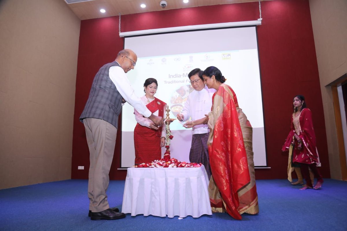 IndiainMyanmar's tweet photo. || India-Myanmar Traditional Food Festival ||
Swami Vivekananda Cultural Centre, Yangon in collaboration with #IWAY and #MYAWEN successfully organised the India-Myanmar Traditional Food Festival at India Centre today.
@IndianDiplomacy
@MEAIndia https://t.co/npv50707eg
