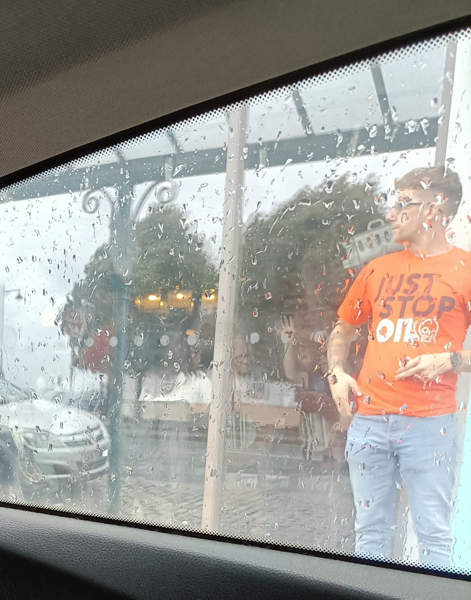 jimbot1992's tweet photo. Just spotted this man outside wetherspoons in Pwllheli, expecting chairs flying through windows, folk locking themselves in the toilets 12 miles away and people to come out covered in orange dye within the next 30 mins, will update if anything gets outta hand 🟠
#JustStopOil https://t.co/VXgugkYTbD