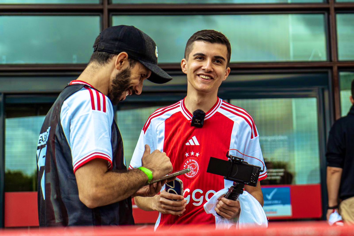 mohlekingFUT's tweet photo. Tout ce que je vis depuis 1 ans je le dois qu’a vous mes ROIS 👑 Merci du fond du coeur mes BG ❤️ Et Merci Merci Merci a @easportsfcfr  pour l’invitation 🙏🏼 https://t.co/I4D3nxbYNT