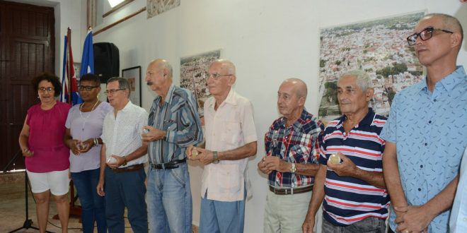 Celebran en Sancti Spíritus aniversario 60 de la UPEC.
Condecoran a nueve periodistas espirituanos con Moneda 60 Aniversario de la Unión de Periodistas de Cuba.#SanctiSpíritusEnMarcha.#CabaiguánEduca.