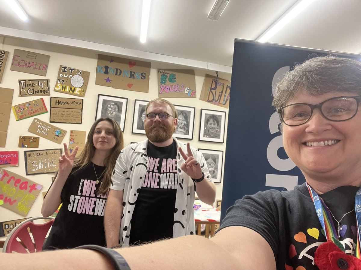 Anna_Bird3's tweet photo. @HywelDdaHB #teamHywelDda having great conversations at #PembsPride 🏳️‍🌈 https://t.co/5pi9tz9TU3