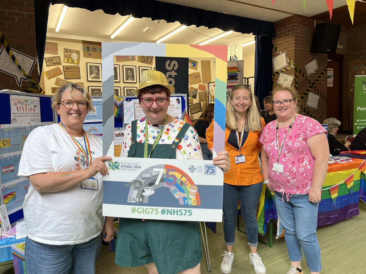 Anna_Bird3's tweet photo. @HywelDdaHB #teamHywelDda having great conversations at #PembsPride 🏳️‍🌈 https://t.co/5pi9tz9TU3