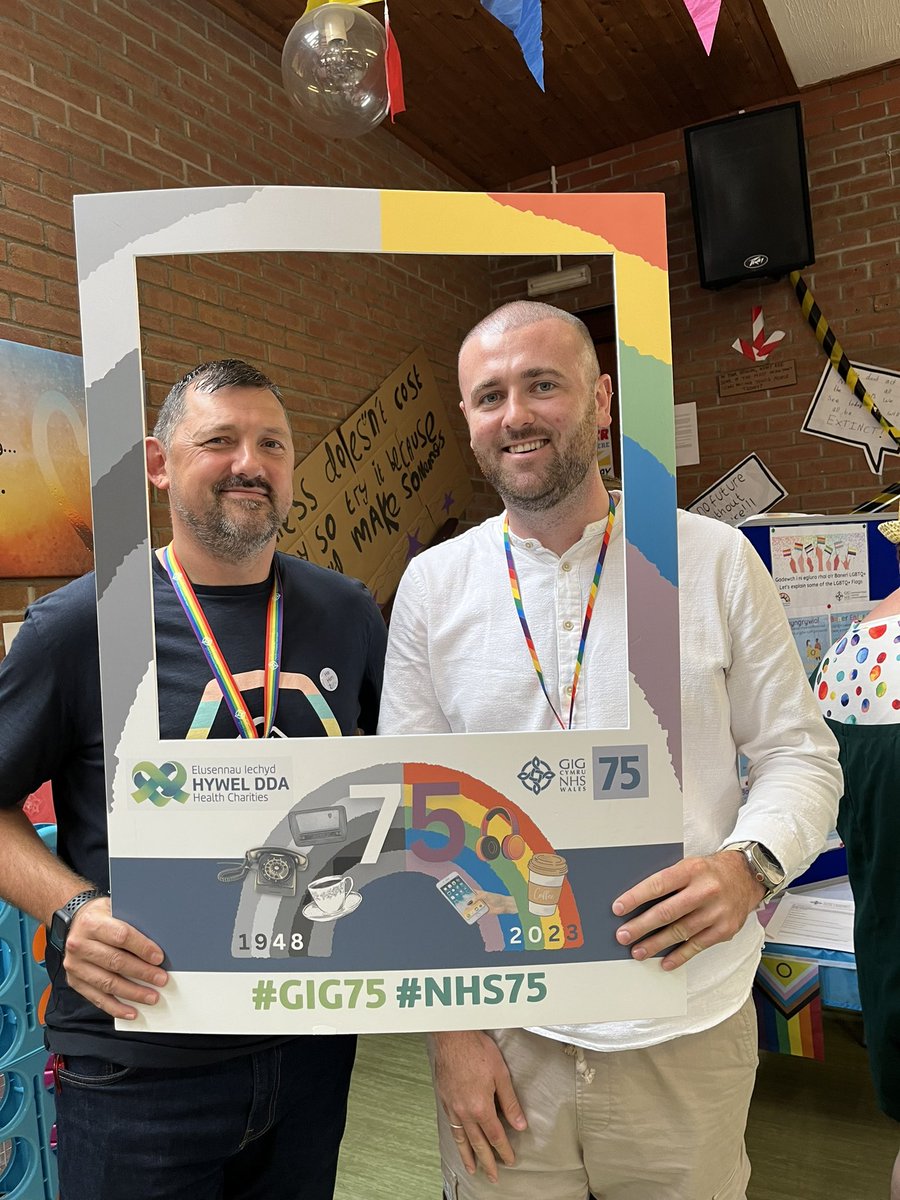 Anna_Bird3's tweet photo. @HywelDdaHB #teamHywelDda having great conversations at #PembsPride 🏳️‍🌈 https://t.co/5pi9tz9TU3