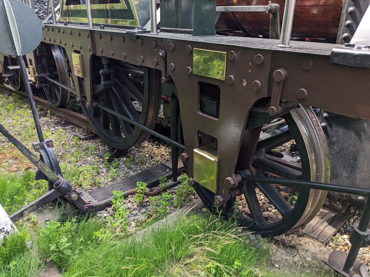 Aan het einde van het spoor is het behoorlijk glad. De loc gleed met lage snelheid te ver door en zal geborgen moeten worden.