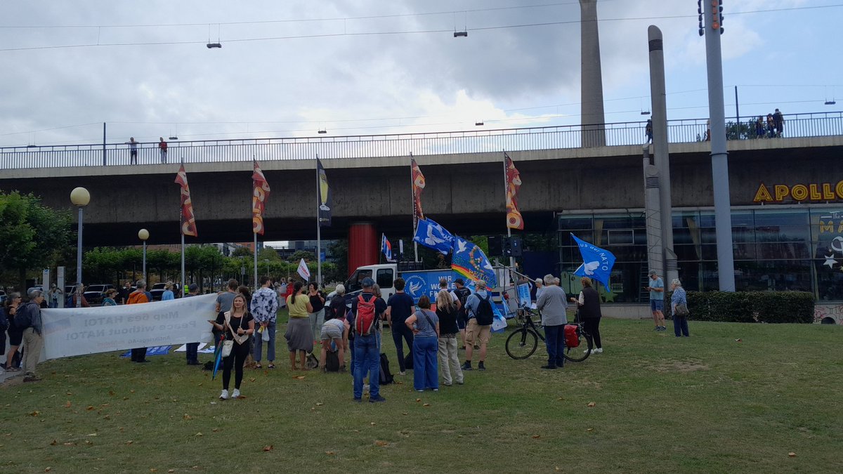 reclaimrosalux1's tweet photo. #Düsseldorf #dus1507

Schwurbeldemo hat schon begonnen; am Mikrofon Mona Aranea🙉 Zum Glück gibt es Noise-Cancelling-Kopfhörer😌 https://t.co/s6fKHbzDdE