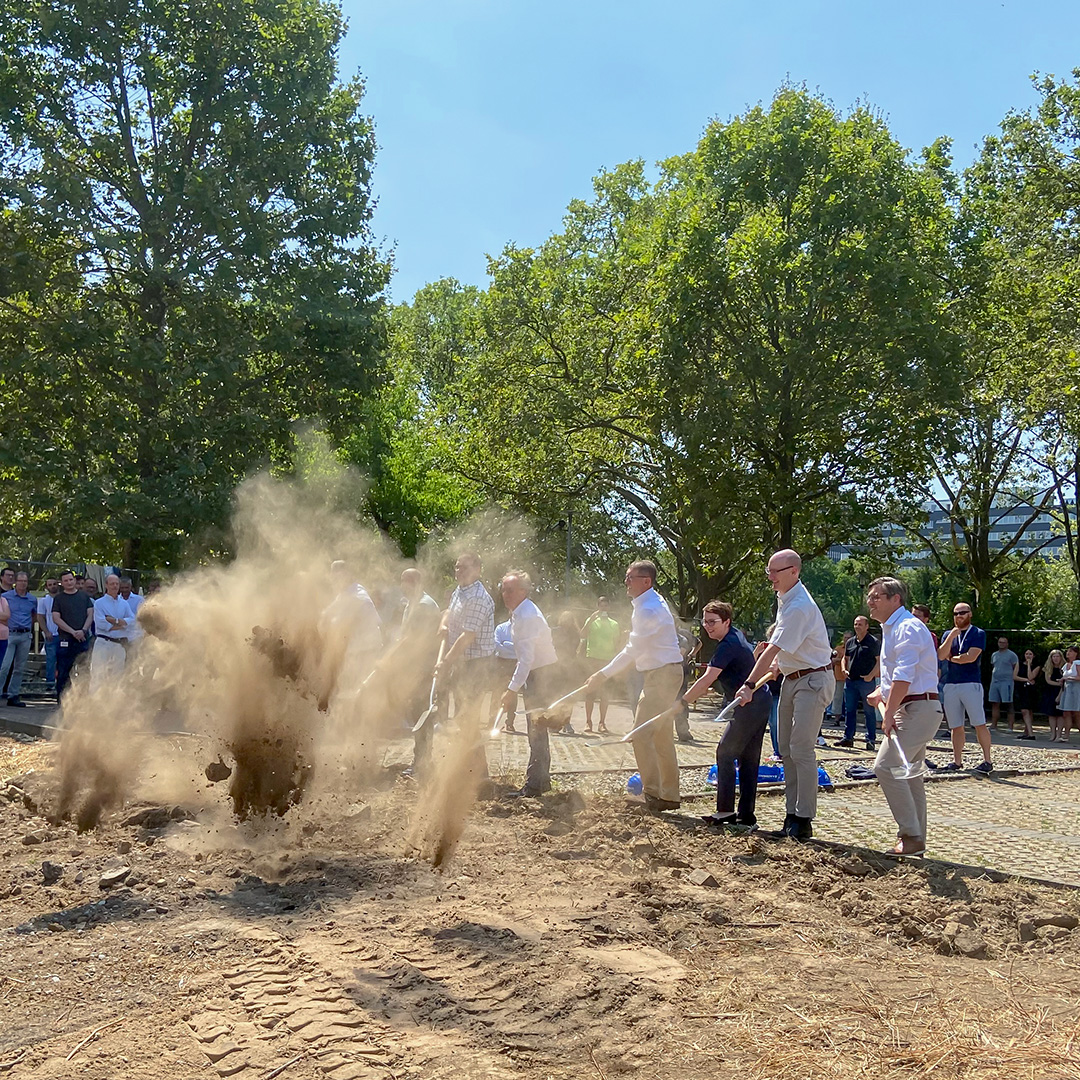 This week we laid the foundation stone for the expansion of our Mannheim site. ⚒️ We are excited to take the first major step towards expanding our production there and providing an inspiring work environment for our employees.
#leicamicrosystems #mannheim #lifeatleica