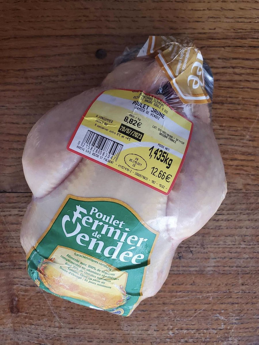 Charblan's tweet photo. Quelle immense fierté quand tes proches t’envoient les poulets qu’ils achètent en magasin et que c’est les tiens 😍😍
#FrAgTw https://t.co/578DQB4DcF
