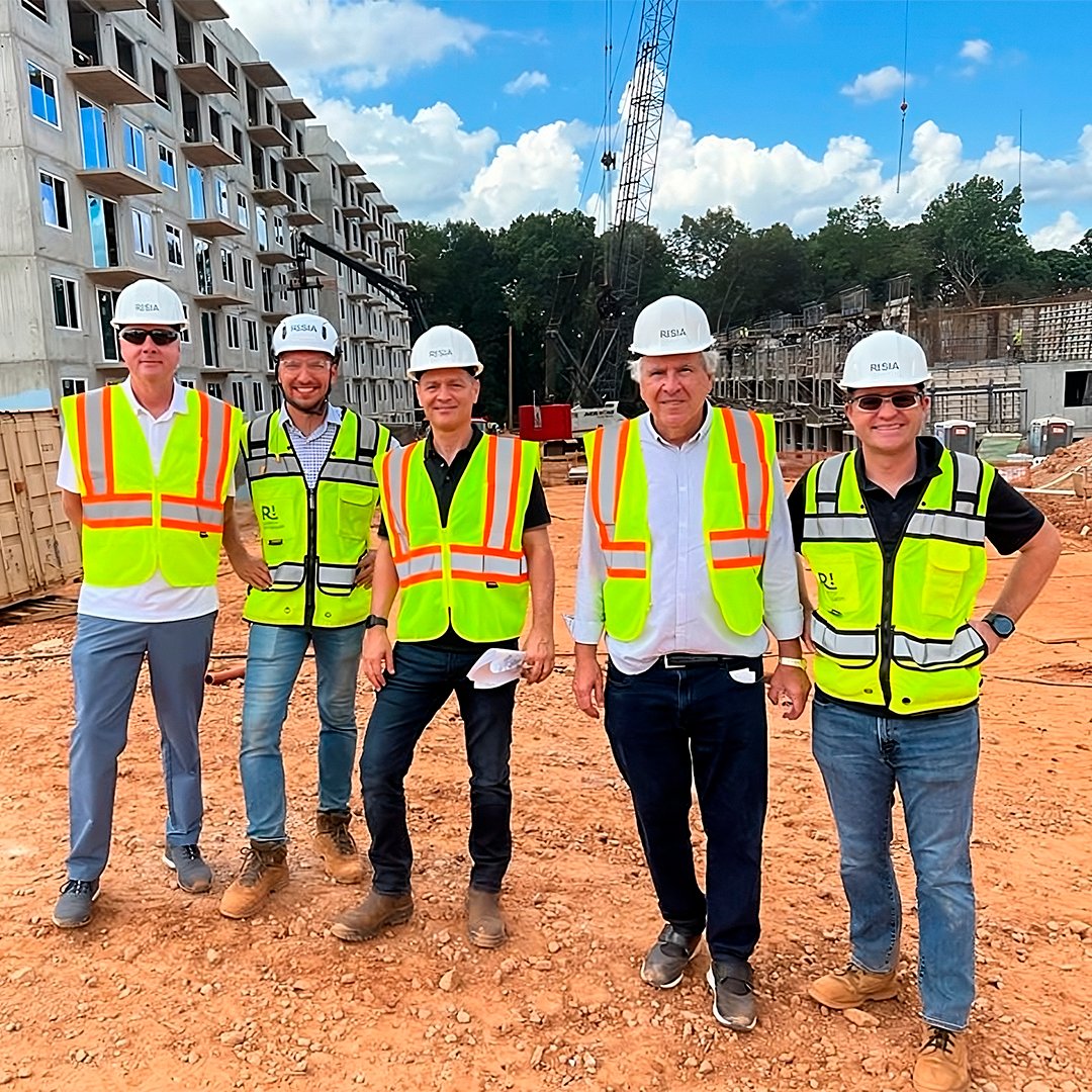 rubensmenin's tweet photo. Visita ao Memorial Drive, mais um empreendimento da @LiveResia, em Atlanta! Composto por cinco edifícios, o projeto abriga 476 apartamentos, todos com os melhores acabamentos do mercado. As obras estão previstas para serem concluídas até o fim deste ano. https://t.co/HSj5jYxFvT