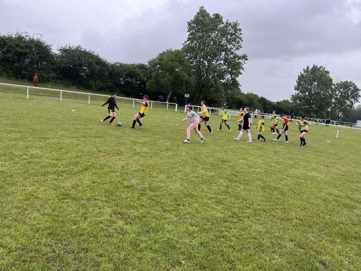 MPFCJuniors's tweet photo. The rain didn’t stop the 18 girls who attend our joint Leeds United training session from having a blast. These FREE sessions are running every Saturday morning 10-11am for girls in years 6,7,8 and 9 (from September). Come down and enjoy the fun 👍💚🖤💙🤍💛 #girlpower https://t.co/ULxp9wFLbe