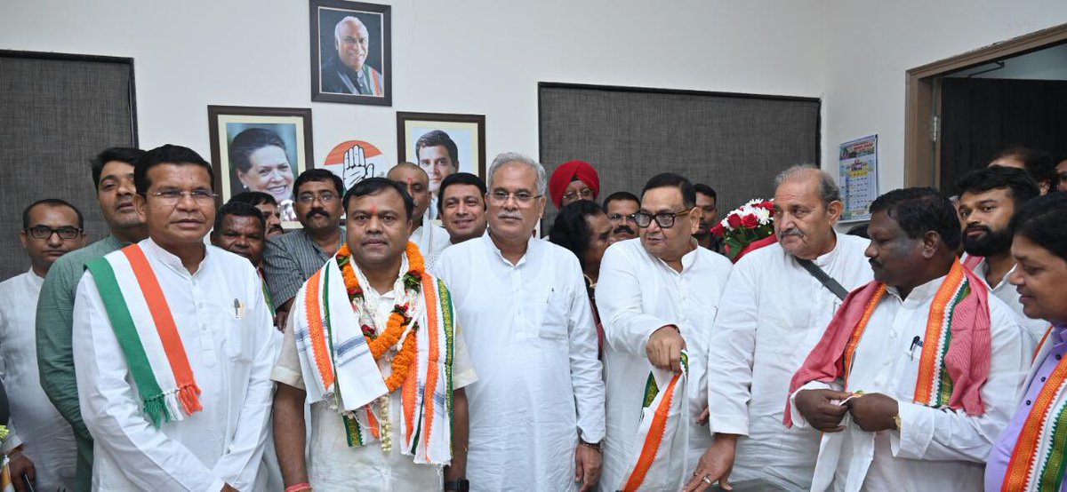 bhupeshbaghel's tweet photo. छत्तीसगढ़ प्रदेश कांग्रेस कमेटी के नवनियुक्त अध्यक्ष श्री दीपक बैज जी का आज हम सब कांग्रेस कार्यकर्ताओं ने प्रदेश मुख्यालय राजीव भवन, रायपुर में गर्मजोशी के साथ स्वागत किया। @DeepakBaijINC 

माननीय अध्यक्ष जी ने आज प्रदेश कांग्रेस अध्यक्ष के रूप में पदभार ग्रहण किया है। #हैं_तैयार_हम