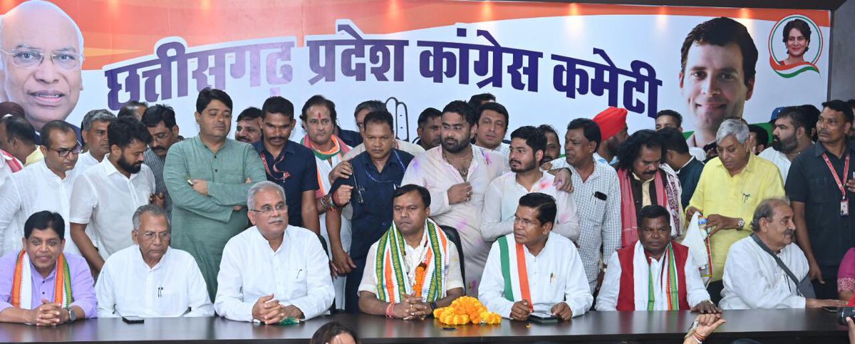 bhupeshbaghel's tweet photo. छत्तीसगढ़ प्रदेश कांग्रेस कमेटी के नवनियुक्त अध्यक्ष श्री दीपक बैज जी का आज हम सब कांग्रेस कार्यकर्ताओं ने प्रदेश मुख्यालय राजीव भवन, रायपुर में गर्मजोशी के साथ स्वागत किया। @DeepakBaijINC 

माननीय अध्यक्ष जी ने आज प्रदेश कांग्रेस अध्यक्ष के रूप में पदभार ग्रहण किया है। #हैं_तैयार_हम