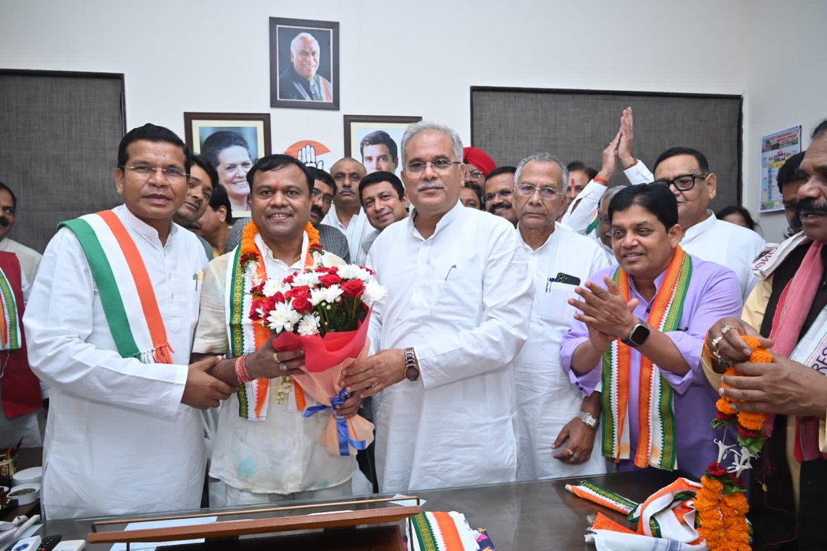 bhupeshbaghel's tweet photo. छत्तीसगढ़ प्रदेश कांग्रेस कमेटी के नवनियुक्त अध्यक्ष श्री दीपक बैज जी का आज हम सब कांग्रेस कार्यकर्ताओं ने प्रदेश मुख्यालय राजीव भवन, रायपुर में गर्मजोशी के साथ स्वागत किया। @DeepakBaijINC 

माननीय अध्यक्ष जी ने आज प्रदेश कांग्रेस अध्यक्ष के रूप में पदभार ग्रहण किया है। #हैं_तैयार_हम